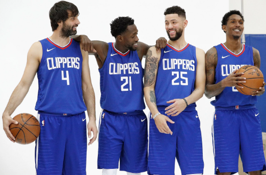 传得好盖得妙！谢智杰丝滑转身腋下妙传陶汉林扣篮被卡巴帽下（妙传与封盖齐飞：谢智杰丝滑转身腋下助攻，陶汉林扣篮遭卡巴大帽）