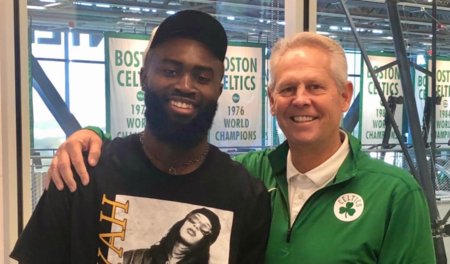 山东高速男篮昂首晋级俱乐部杯八强 阵容淬炼蓄力CBA新赛季（山东高速男篮闯入俱乐部杯八强 阵容磨合蓄势迎接CBA新赛季）