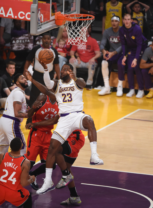 英联杯战报：麦利绝杀，托纳利献助攻，纽卡2-1富勒姆晋级四强（英联杯：麦利压哨制胜，托纳利送助攻，纽卡2-1富勒姆挺进四强）