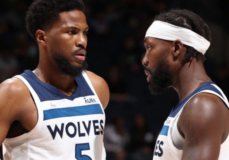 中国队在米兰冬奥会冰壶落选赛中以5-2战胜菲律宾队，取得三连胜，成为唯一全胜队伍。（米兰冬奥冰壶落选赛：中国队5比2胜菲律宾，豪取三连胜成唯一全胜队）