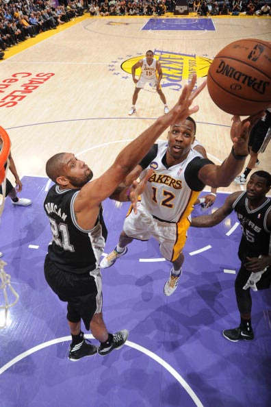 法兰克福4-3逆转科隆，伯卡特梅开二度，达胡德建功（法兰克福上演4-3逆转击败科隆，伯卡特双响，达胡德破门）