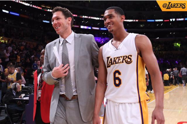 卡佩罗：伊尔迪兹需要自由空间，进攻时应该让他随性一些（卡佩罗：伊尔迪兹需要更大自由度，进攻端应放手让他发挥）