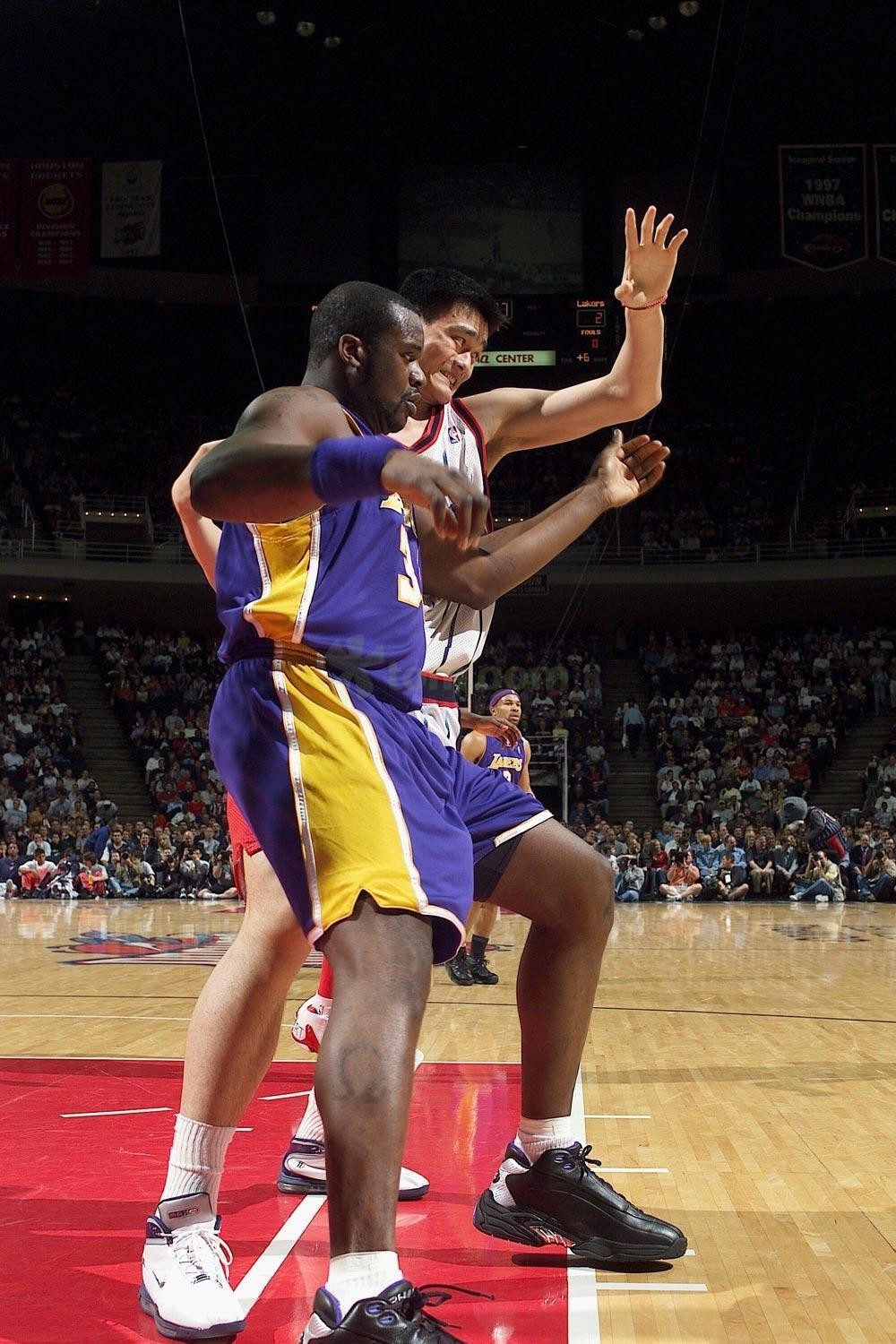 惨败国安后亚泰球员贺一然被自家球迷辱骂，他做出手势回击（惨负国安后，亚泰球员贺一然遭本队球迷辱骂，以手势回敬）