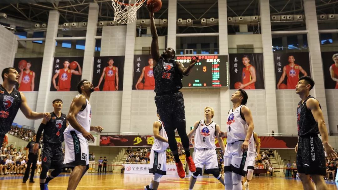 乌姆蒂蒂：费基尔不伤能效力皇马巴萨，苏牙是好人梅西最伟大（乌姆蒂蒂：若无伤病，费基尔可加盟皇马巴萨；苏亚雷斯为人不错，梅西最伟大）