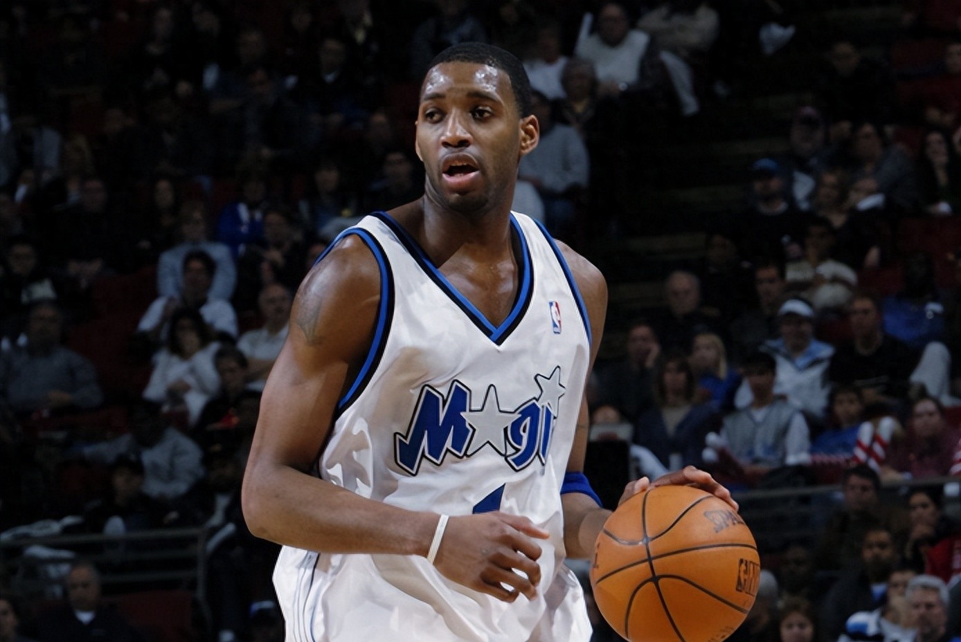 篮球场上的一次精彩配合：莫布里妙传汤姆林（篮球场精彩瞬间：莫布里精妙助攻汤姆林）