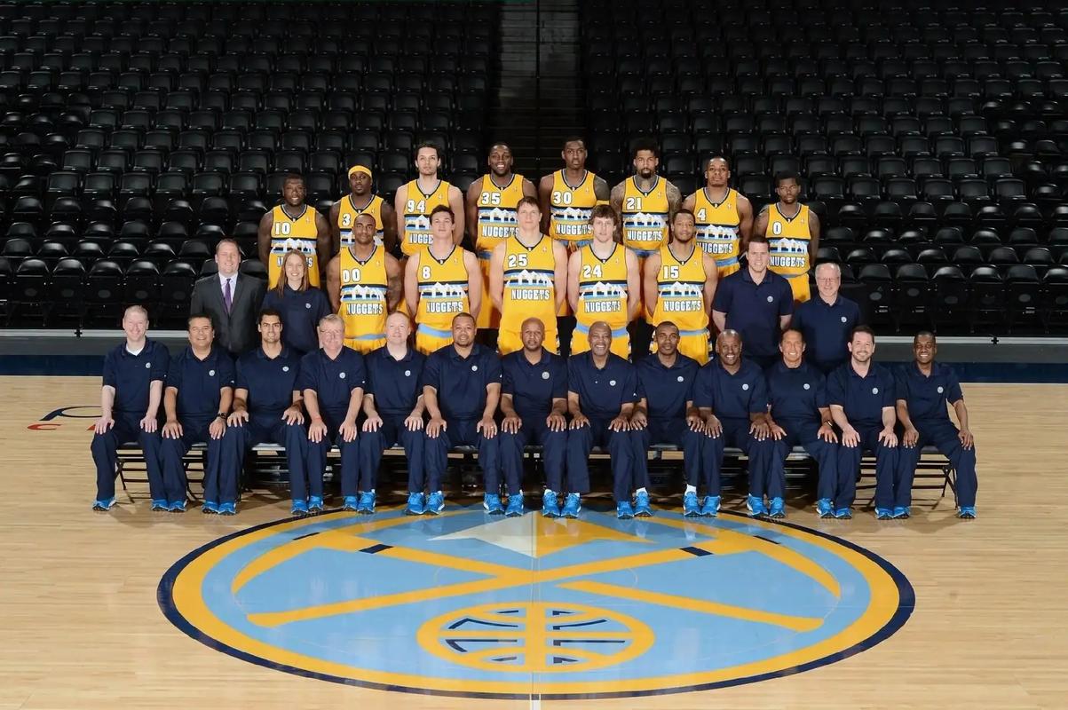 迪亚洛反击空中换手拉杆上篮，精彩瞬间引观众欢呼（迪亚洛快攻空中换手拉杆上篮命中，点燃全场欢呼）