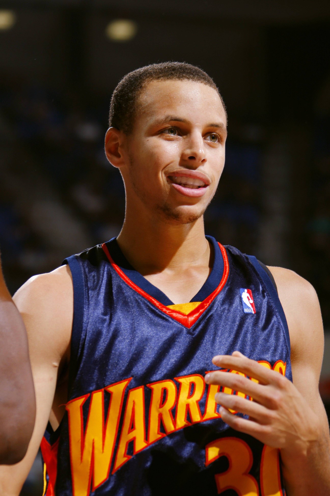 澳超半场：皮埃利亚斯染红，十人阿德莱德联暂2-1墨尔本城（澳超半场战报：皮埃利亚斯被罚下，少一人的阿德莱德联暂2-1领先墨尔本城）