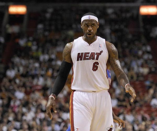 不满判罚，西蒙尼向裁判抗议：你不会给维尼修斯出牌的（西蒙尼不满判罚，质问裁判：为何不向维尼修斯出牌？）