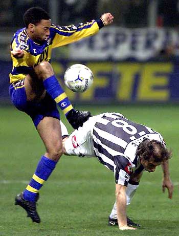 女生在校内打篮球技法惊人，男同学现场沸腾被实力圈粉（校园女生篮球技术爆表，男生现场欢呼纷纷被圈粉）