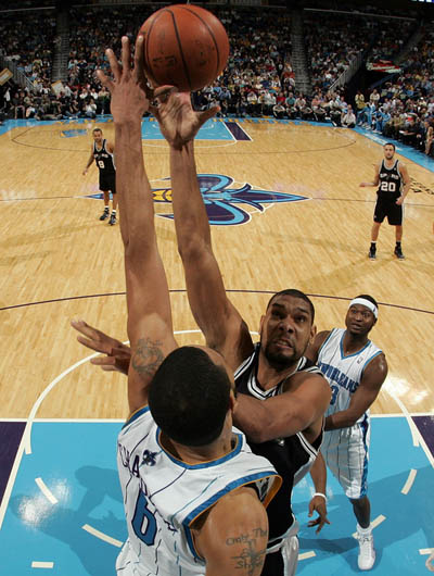 欧足联官方：迪亚斯因飞铲阿什拉夫染红追加停赛三场（欧足联确认：迪亚斯飞铲阿什拉夫吃红，追加停赛三场）