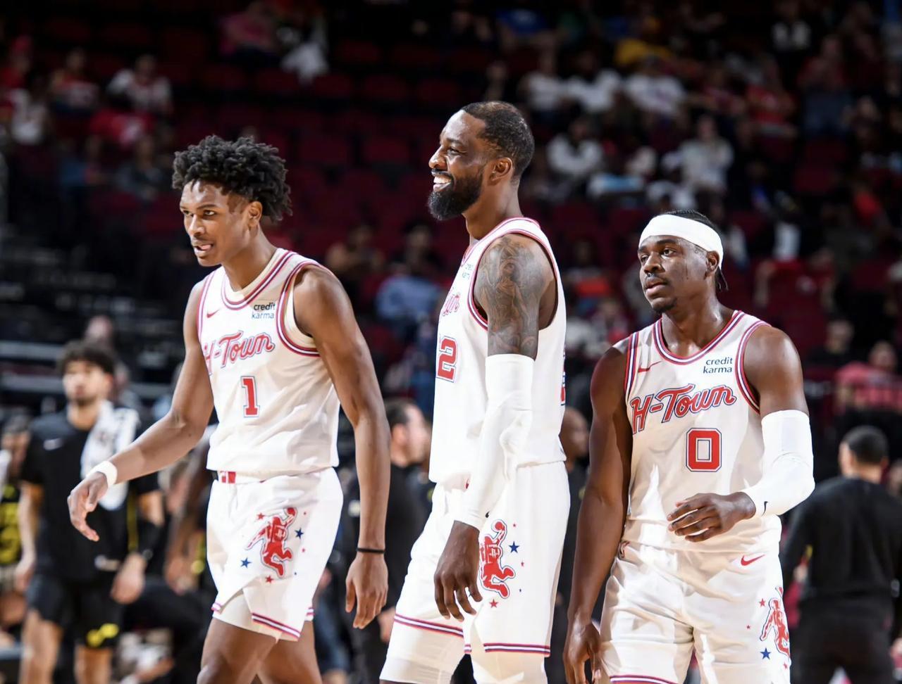 上赛季西甲最佳射手，姆巴佩领取皮奇奇奖（姆巴佩荣膺上赛季西甲射手王，捧起皮奇奇奖）